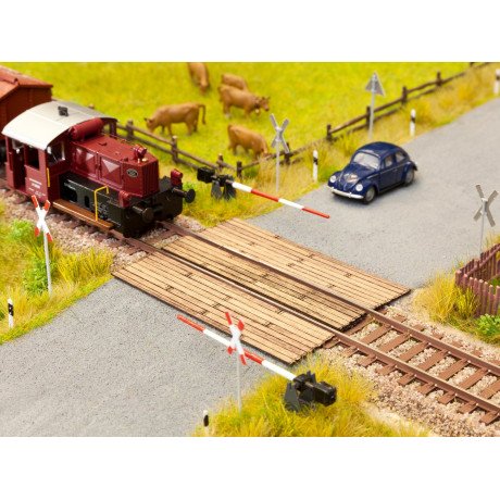 14305 Noch Spoorwegovergang houten planken