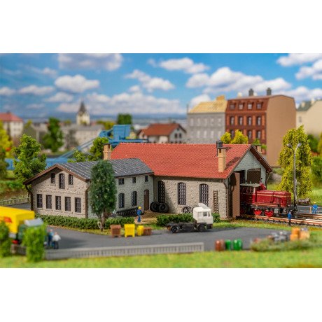 222106 Faller Locloods met twee stallen en werkplaats